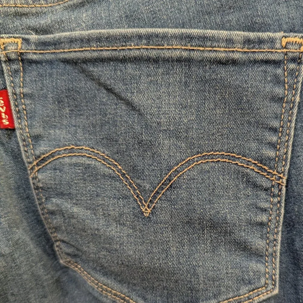 Levi's 314 Slimming Straight Jeans | Medium Wash | Size 29 - Picture 6 of 7